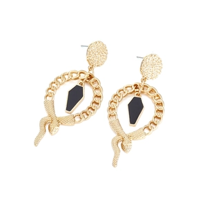 Vue détaillée de boucles d'oreilles serpent gothiques avec chaînes dorées et pendentif cercueil