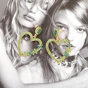 Boucles d'oreilles cœur dorées avec strass vert émeraude et bleu paon élégantes