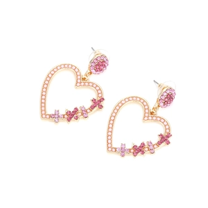 Détail de boucle d'oreille en forme de cœur avec perles roses, strass et lettres XO