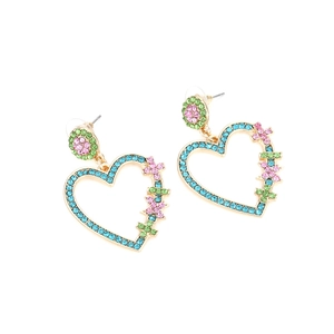Vue détaillée des boucles d'oreilles cœur en strass colorés avec accents floraux
