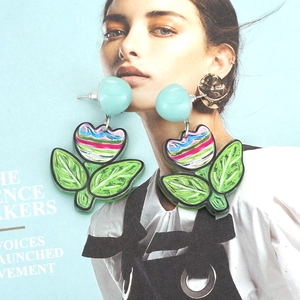 Boucles d'oreilles fleurs en acrylique aux pétales rayés colorés et feuilles vertes
