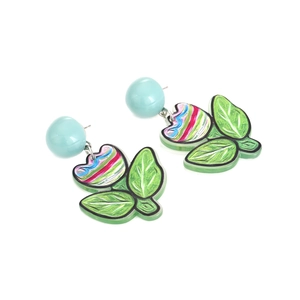 Boucle d'oreille bleu clair avec pendentif fleur en acrylique peint sur fond blanc