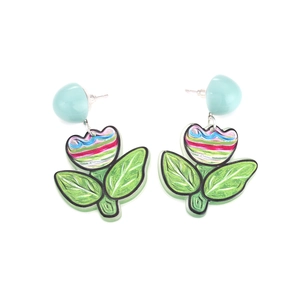 Vue détaillée des boucles d'oreilles fleurs en acrylique colorées avec tiges bleues
