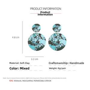 Détail de boucles d'oreilles rondes en argile avec texture turquoise bleue et poids de 8g