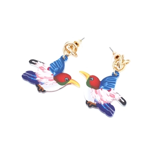 Boucles d'oreilles oiseaux colorées en acrylique imprimé avec clous dorés torsadés