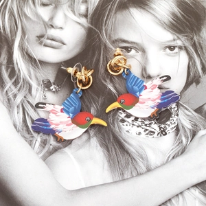 Boucles d'oreilles oiseaux colorées en acrylique avec motifs vifs peints à la main