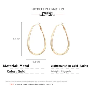 Dimensions des boucles d'oreilles goutte d'or montrant 6,5 cm de hauteur et 4,2 cm de largeur
