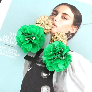 Boucles d'oreilles bohèmes avec fleurs en paillettes vertes et base en métal doré