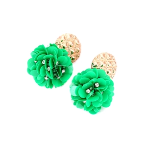 Détail de boucles d'oreilles fleur à paillettes vert menthe avec clous dorés et strass