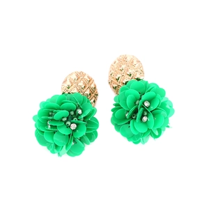 Boucles d'oreilles bohèmes en forme de fleur verte avec clous dorés texturés