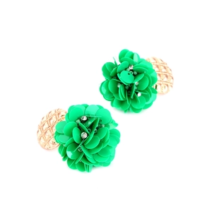 Détail de boucles d'oreilles fleurs à paillettes vertes et base ananas dorée