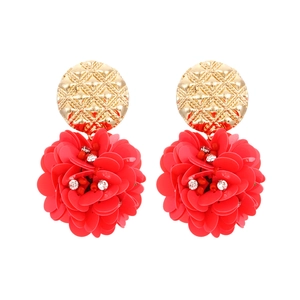 Boucles d'oreilles bohèmes fleurs pailletées rouges avec clous en métal doré texturé