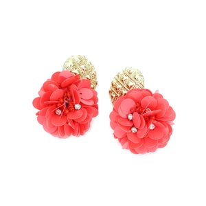 Boucles d'oreilles bohèmes avec paillettes corail et clous en métal doré
