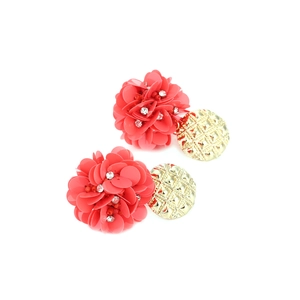 Détail de boucles d'oreilles boules à paillettes rose corail avec disques en métal doré