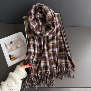 Écharpe à carreaux marron classique en imitation cachemire avec franges pour l'automne