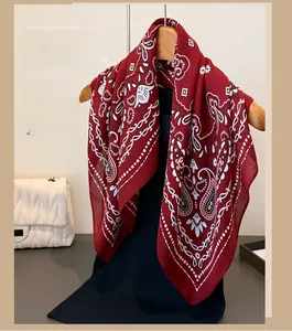 Détail du motif paisley bordeaux sur un foulard carré en coton-lin au toucher doux