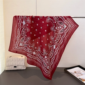 Foulard bandana rouge foncé en coton avec motif paisley et imprimé géométrique