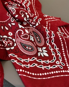 Gros plan du motif paisley rouge sur foulard en coton-lin avec texture sergée douce