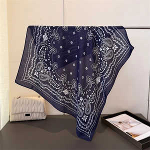 Carré de coton bleu marine à motif paisley avec imprimés blancs sur tige en métal
