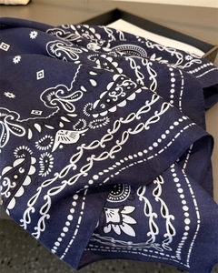 Gros plan du foulard en coton et lin bleu marine avec motifs paisley et textures