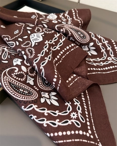 Détail macro du motif cachemire marron sur tissu sergé en mélange de coton de qualité