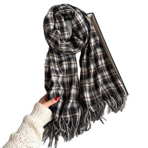 Écharpe classique à carreaux noir et blanc avec toucher cachemire et longues franges d'hiver