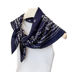 Petit foulard carré en coton et lin bleu marine à motif paisley pour femme style bohème