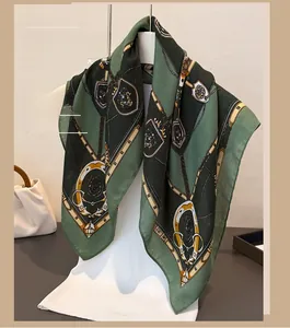 Détail du motif de harnais et chaîne sur le foulard carré vert effet lin chic