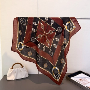 Carré de soie équestre classique avec motifs de mors et chaînes rouge et noir sur blanc