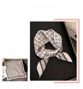 Detailansicht eines Seidenschals mit geometrischem Vintage-Print in Kaffee und Beige
