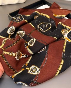 Détail de l'écharpe bordeaux et noire avec motif chaîne vintage et texture en sergé