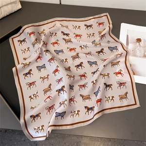 Eleganter Seidenschal mit Vintage-Reitsport-Pferdeprints und braunem Rand