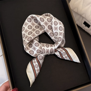 Eleganter Seidenschal mit braunem Blumenmuster und geometrischen Motiven in Cremeweiß
