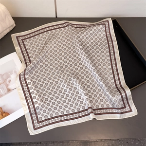 Eleganter Seidenschal mit geometrischem Print auf stilvollem grauem Hintergrund