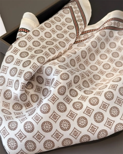 Detail eines Seidenschals mit Vintage-Blumenmuster und glatter Textur