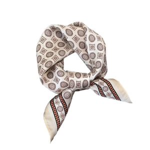 Eleganter Seidenschal mit geometrischem Vintage-Print und rotem Rand auf Weiß