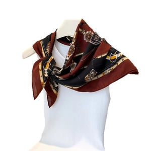 Carré de soie élégant rouge brique et noir avec motifs de mors et chaînes équestres