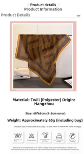 Détail d'une écharpe 68x68cm en polyester avec motifs géométriques orange et étiquettes