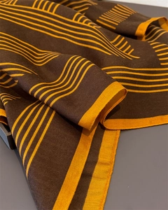 Gros plan sur la texture à chevrons avec lignes géométriques sur l'écharpe