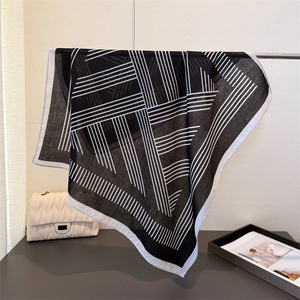 Vue détaillée d'une écharpe à motifs géométriques noir et blanc au toucher soie