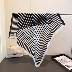 Carré de soie élégant pour femme avec motif rayures géométriques noir et blanc chic