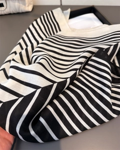 Détail du motif géométrique à chevrons sur le foulard carré doux en coton et lin