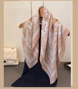 Detailaufnahme eines braunen Seidenschals mit Paisley-Muster und feiner Struktur