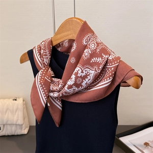 Terrakotta-Halstuch mit Paisley-Muster und Blumenrand an schwarzer Weste gebunden