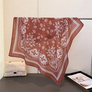 Eleganter Vintage-Paisley-Schal an einem Metallständer mit stilvollem Handtaschen-Hintergrund