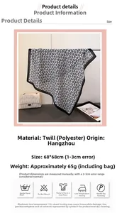 Vue détaillée du foulard 68x68cm en polyester à chevrons avec motif floral noir et blanc