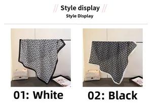 Détail de foulards à motif cachemire en styles noir et blanc pour femmes