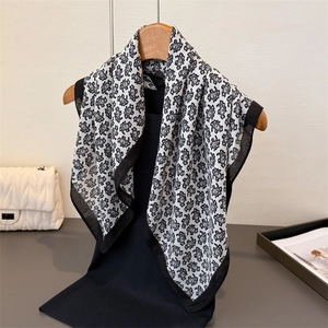 Écharpe carrée à motif cachemire noir et blanc en coton et lin sur un cintre en bois