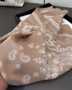 Detailansicht des khakifarbenen Seidenschals mit Paisley-Muster und Fischgrätenstruktur