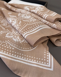 Detailansicht des khakifarbenen Schals mit Fischgrätmuster und weißen Ethno-Paisley-Prints